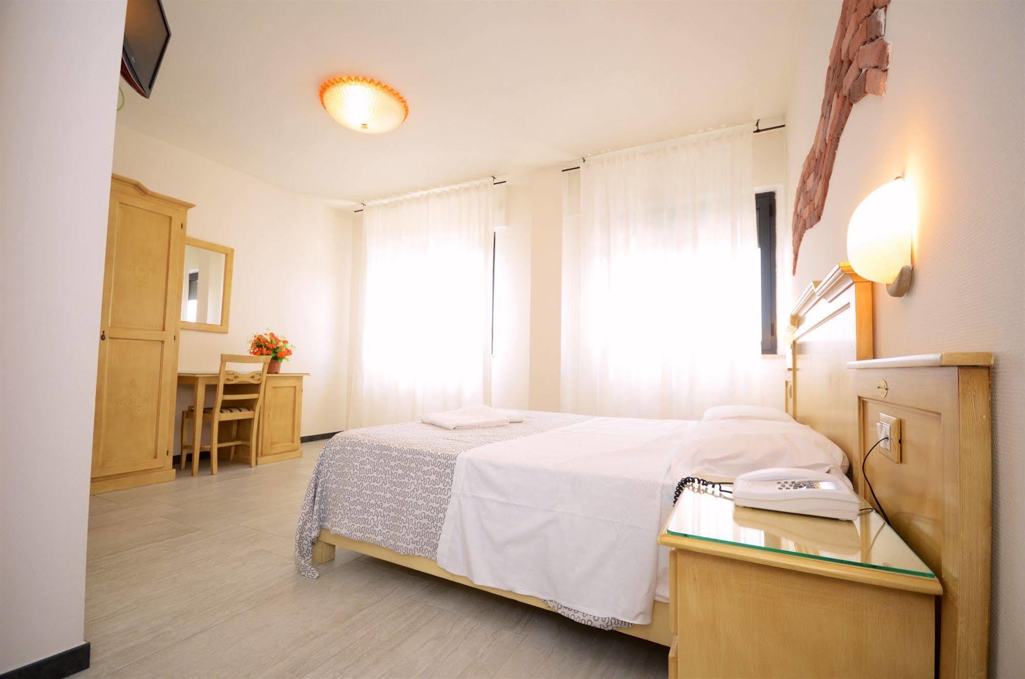 Hotel Clinton Казорія Екстер'єр фото