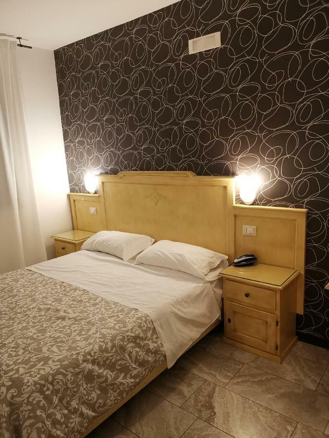 Hotel Clinton Казорія Номер фото